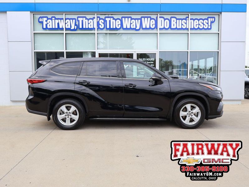 2022 Toyota Highlander — a typically priced live listing