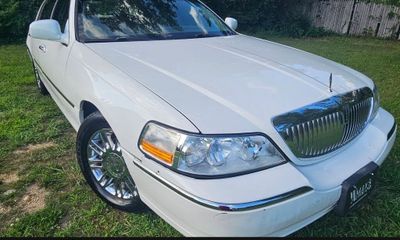 2010 Lincoln Town CAR Signature Limited