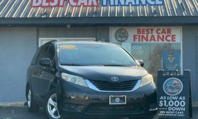 2013 Toyota Sienna SE 8 Passenger