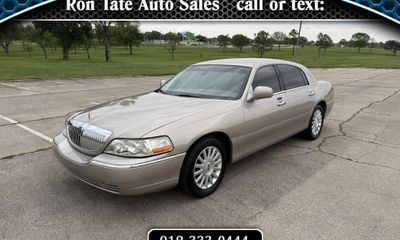 2003 Lincoln Town CAR Signature
