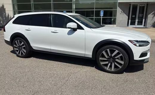 2025 Volvo V90CC Ultra