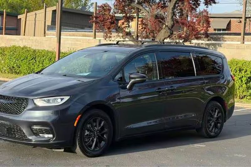 2021 Chrysler Pacifica — a typically priced live listing