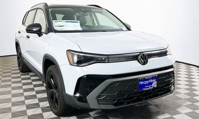 2026 Volkswagen Taos 4Motion SE Black