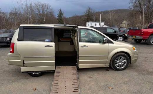 2010 Chrysler Town AND Country RT