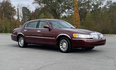 2002 Lincoln Town CAR Signature