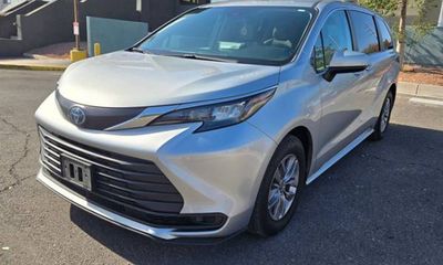 2024 Toyota Sienna LE