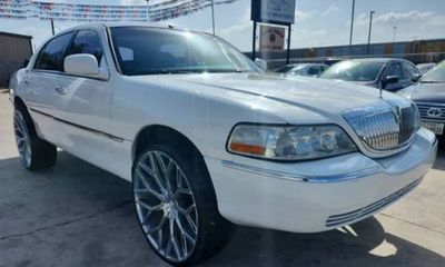 2009 Lincoln Town CAR Signature Limited