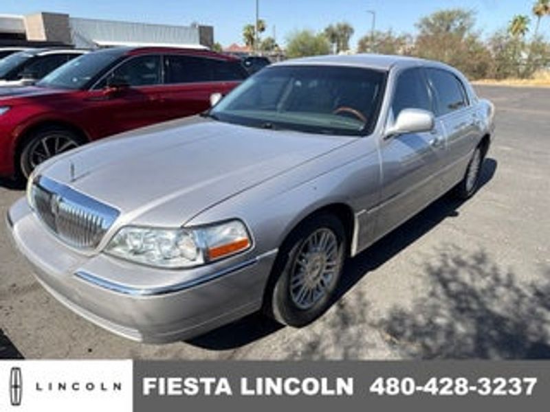 2009 Lincoln Town CAR — a typically priced live listing