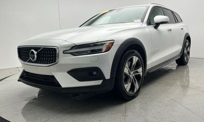 2022 Volvo V60CC Momentum