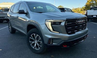 2025 GMC Acadia AT4