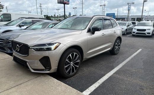 2025 Volvo XC60 Plus Dark