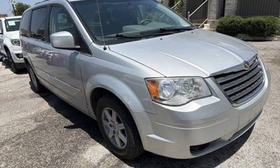 2010 Chrysler Town AND Country RT