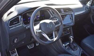 2023 Volkswagen Tiguan SE Black