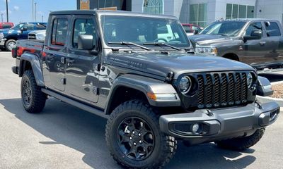 2023 Jeep Gladiator Sport