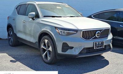 2024 Volvo XC40 Core Bright Dark