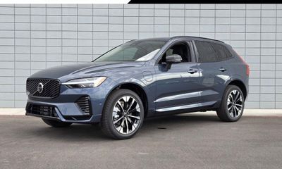 2026 Volvo XC60 Plus Dark