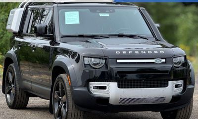 2022 Land Rover Defender 110 SE