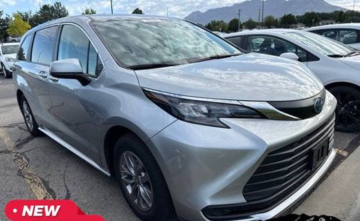 2024 Toyota Sienna LE
