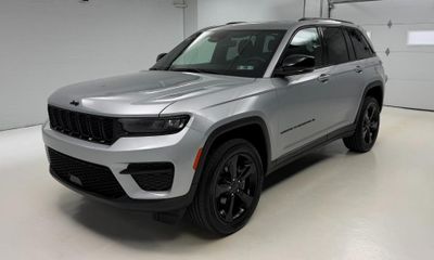 2023 Jeep Grand Cherokee Laredo Altitude