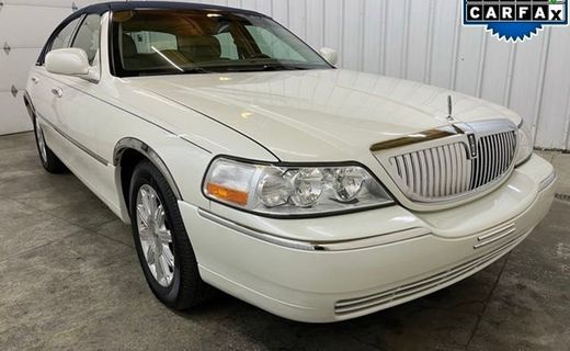 2005 Lincoln Town CAR Signature Limited