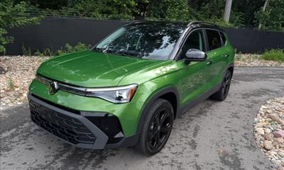2025 Volkswagen Taos 4Motion SE Black