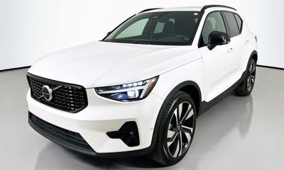 2024 Volvo XC40 Ultimate Dark