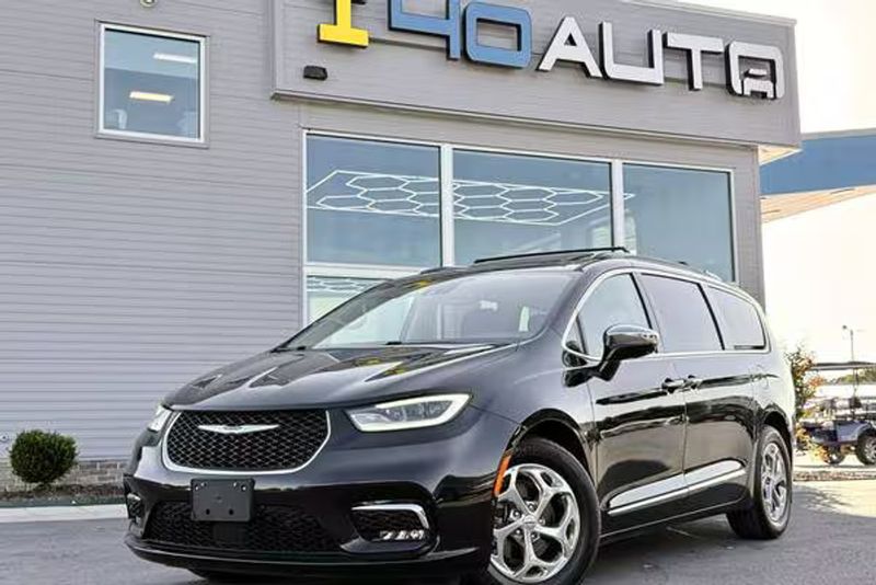 2022 Chrysler Pacifica — a typically priced live listing