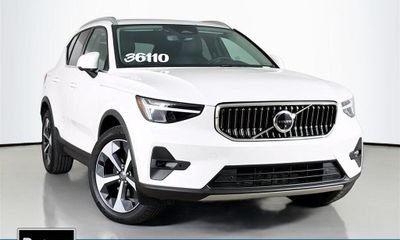 2025 Volvo XC40 Plus Bright