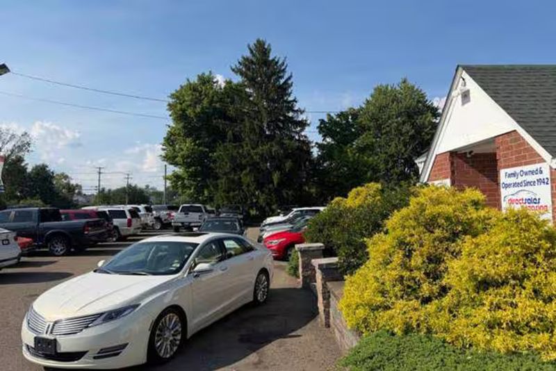 2013 Lincoln MKZ — a typically priced live listing
