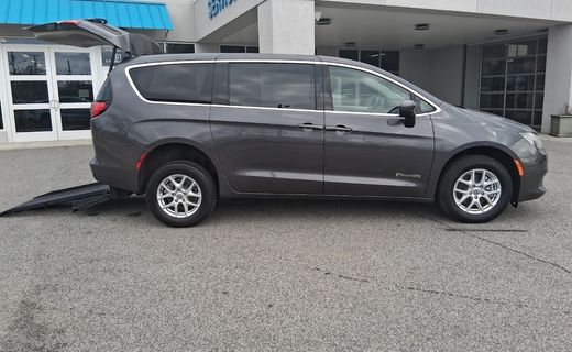 2022 Chrysler Voyager LX