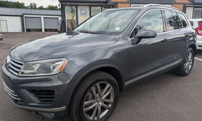 2016 Volkswagen Touareg Sport FSI Only