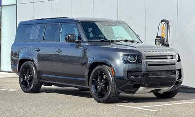 2023 Land Rover Defender 130 SE