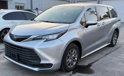 2023 Toyota Sienna LE