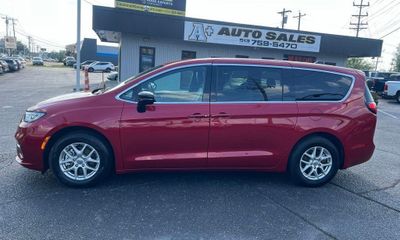 2025 Chrysler Pacifica Select