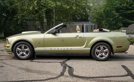 2005 Ford Mustang Base