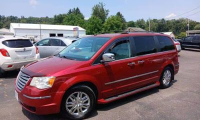 2010 Chrysler Town AND Country RT