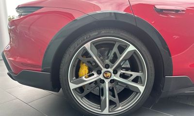 2022 Porsche Taycan Turbo S Cross