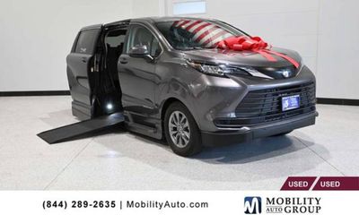 2023 Toyota Sienna LE
