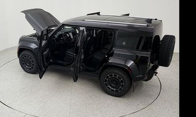 2026 Land Rover Defender Octa Black