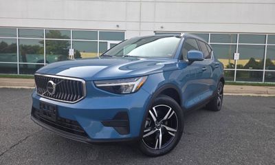 2024 Volvo XC40 Core Bright Dark