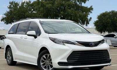 2024 Toyota Sienna LE
