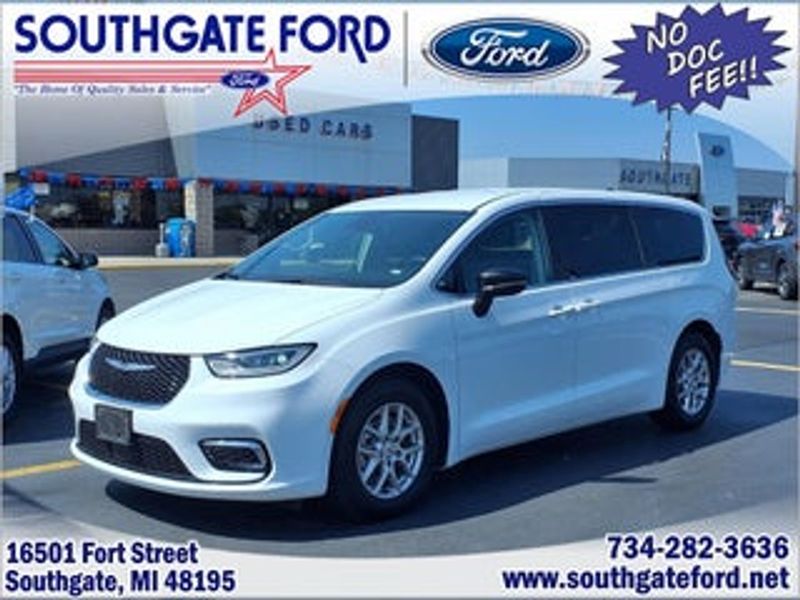 2024 Chrysler Pacifica — a typically priced live listing