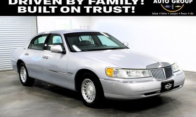 2002 Lincoln Town CAR Executive