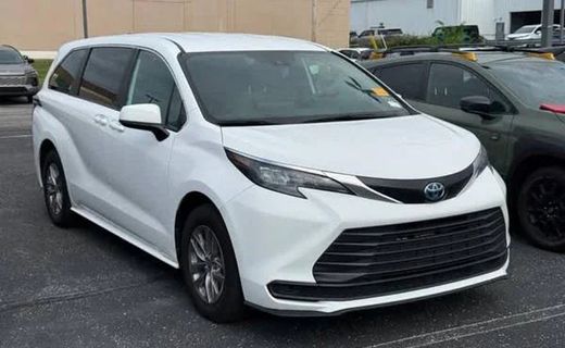 2025 Toyota Sienna LE