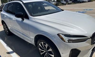 2024 Volvo XC60 Plus Dark