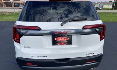 2023 GMC Acadia AT4