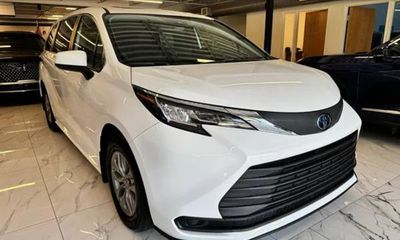2025 Toyota Sienna LE