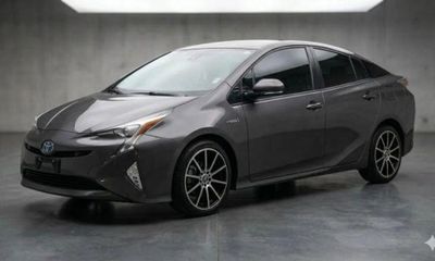 2018 Toyota Prius TWO ECO Three