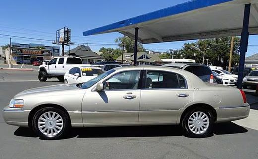 2005 Lincoln Town CAR Signature Limited