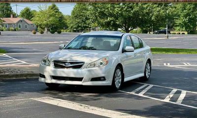 2011 Subaru Legacy Limited M R